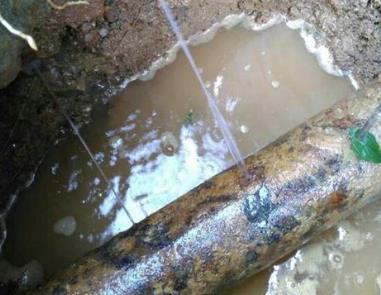 汤原楼顶渗水维修公司分享下地暖漏水的原因及检测方法。